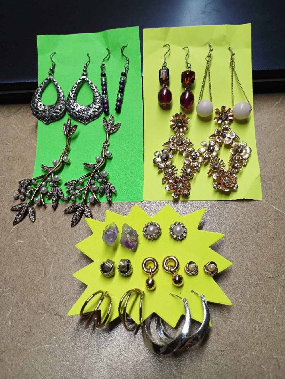 13 pair of fashionable earrings